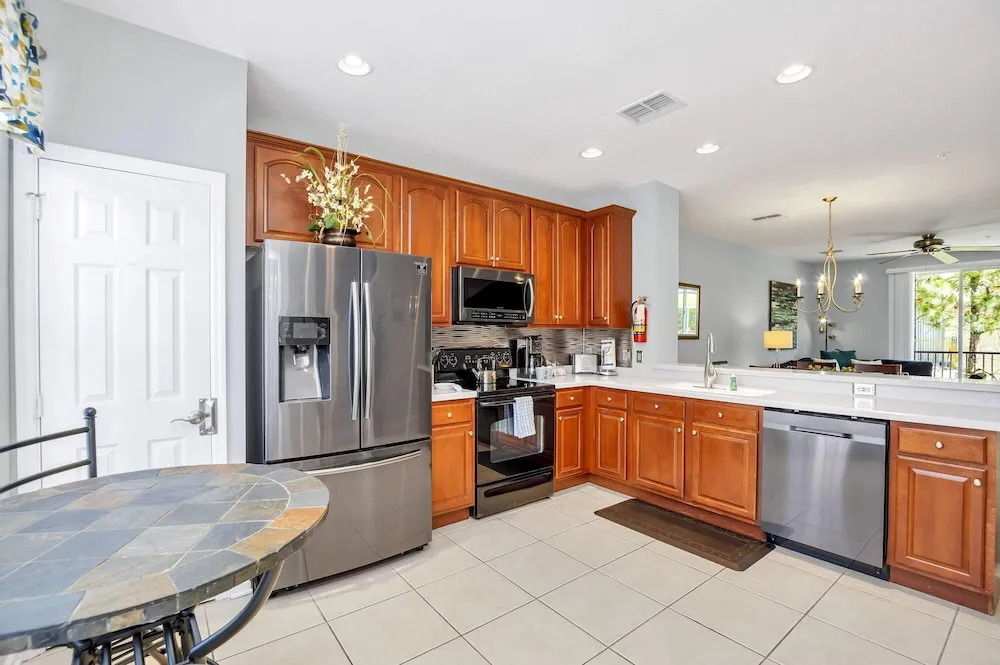 Pleasant and Spacious Town Home Near the Convention Center #3vc107
