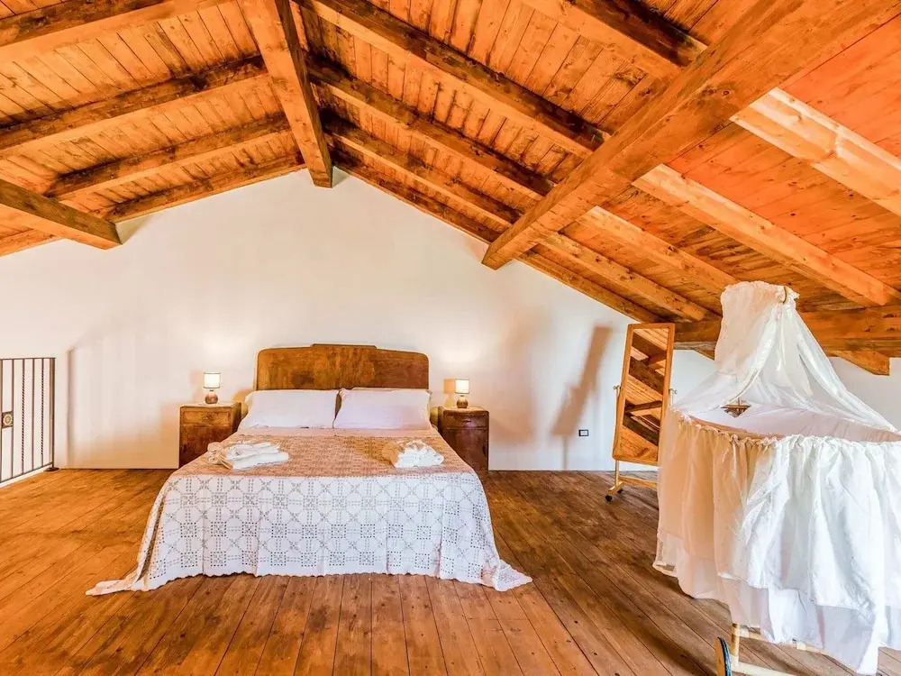 Villa with pool and panoramic surroundings