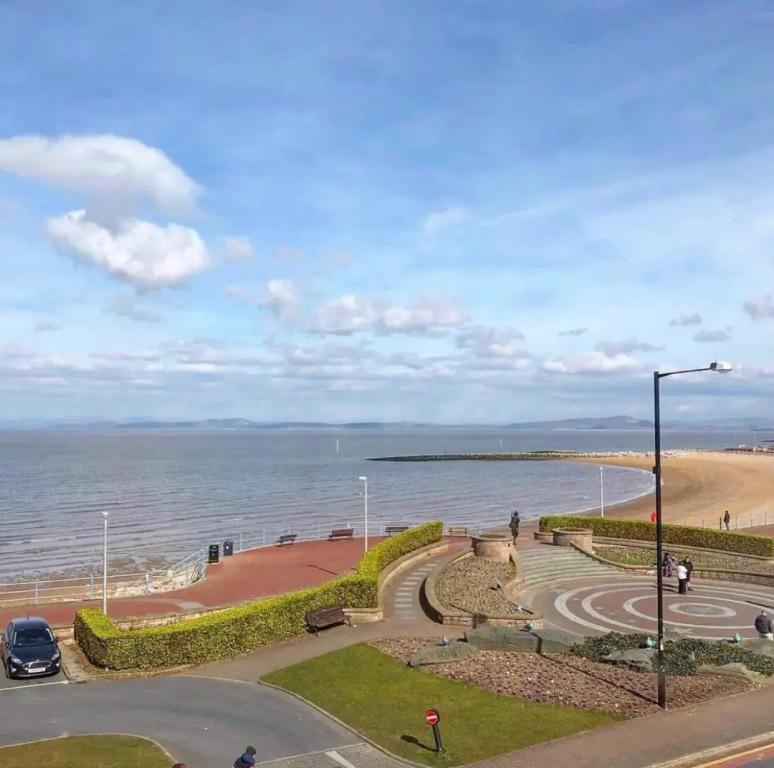 Lovely 2 bedroom modern loft apartment sea view
