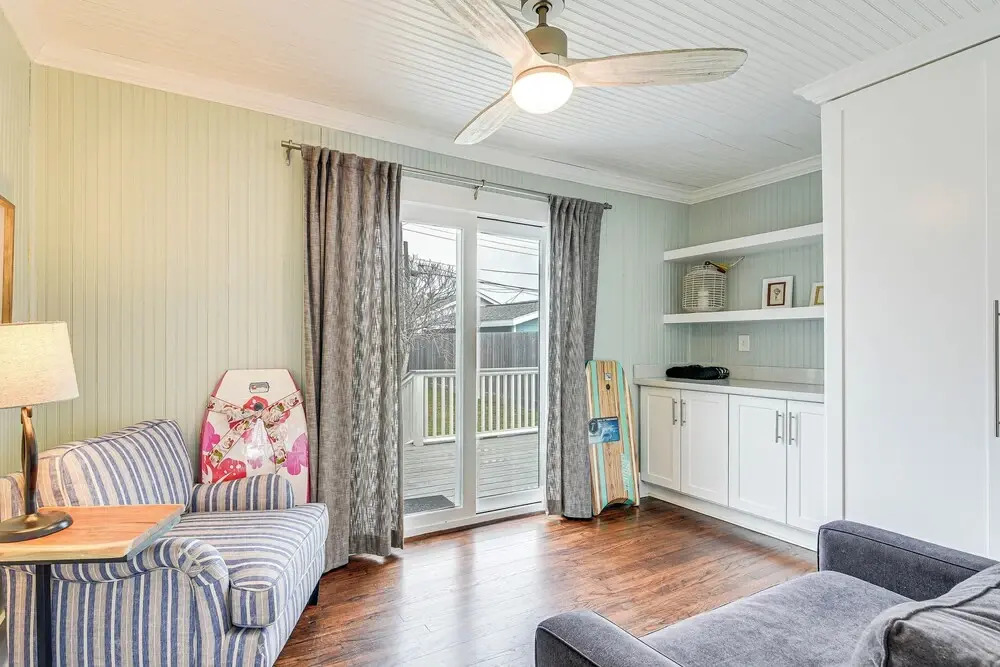 4 Mi to Moody Gardens: Sleek Home w/ Deck & Yard!