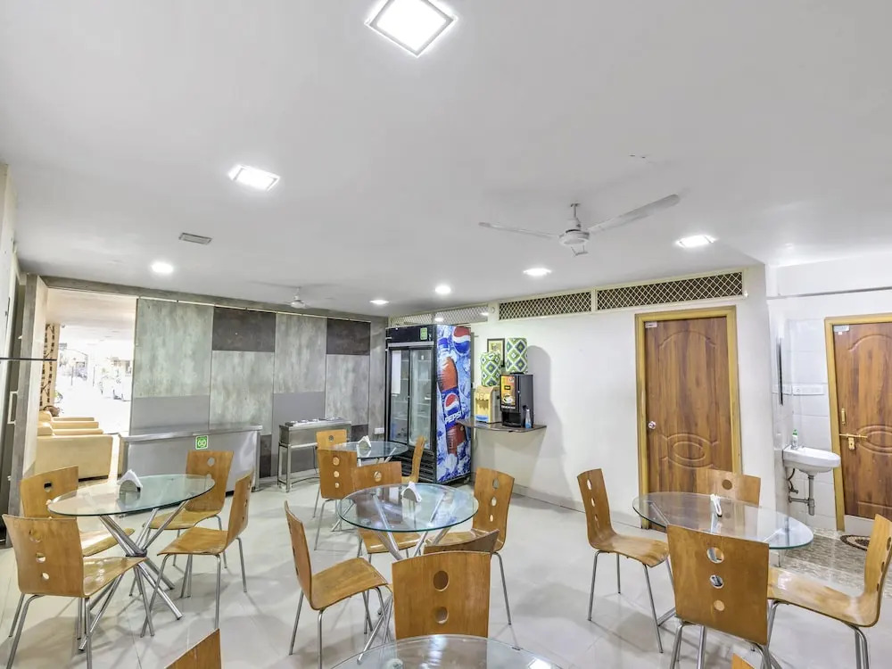 OYO 12120 Hotel Srico