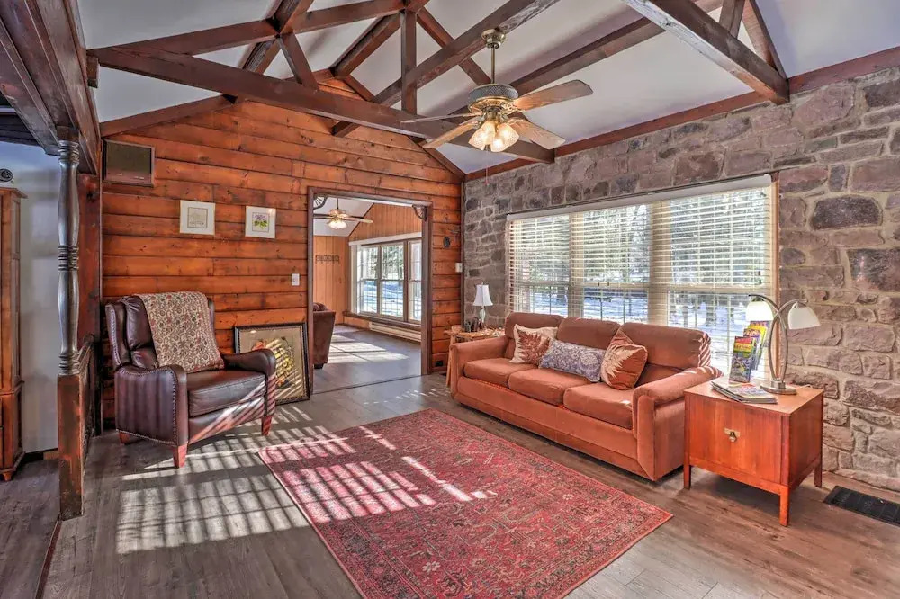 3 Mi to Slopes! Hot Tub Haven Near Lake Harmony