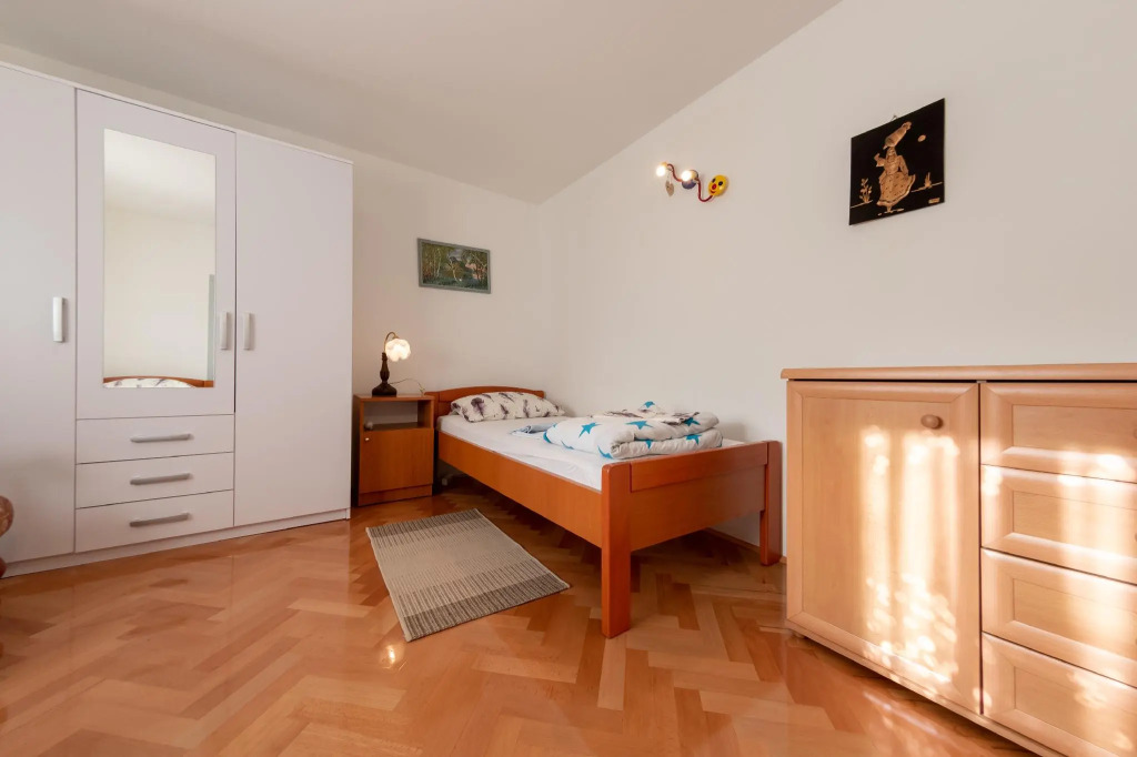 Apat 2 bedrooms, a bathroom, a kitchen,living room