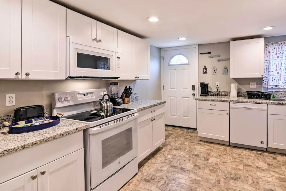 Walkable Galveston Apartment w/ Hot Tub Access