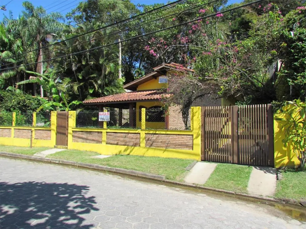 Casa 157 - 150 metros da praia das Toninhas, ideal para 6 a 8 pessoas, aceita pets