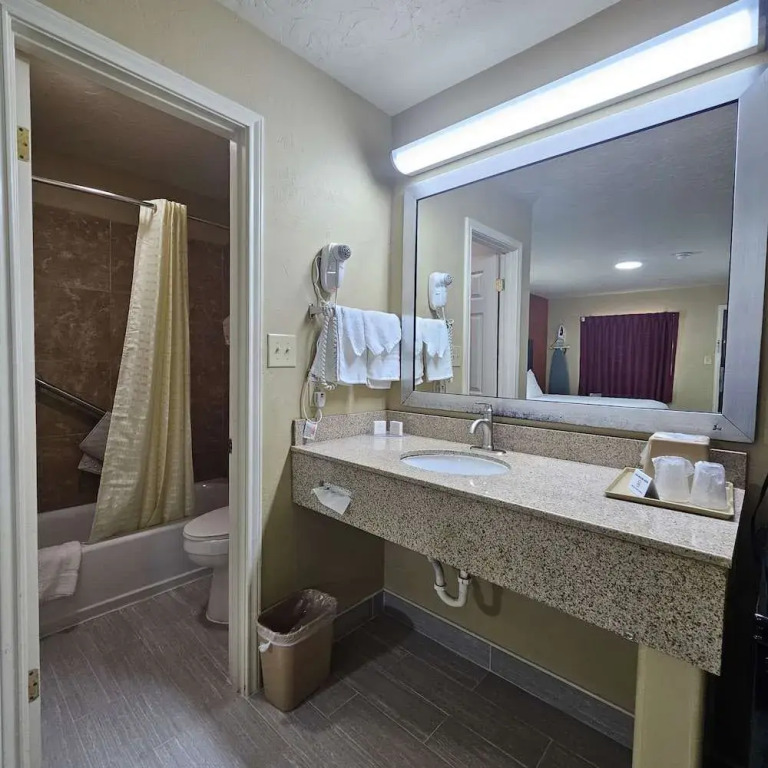 Deluxe Inn Motel
