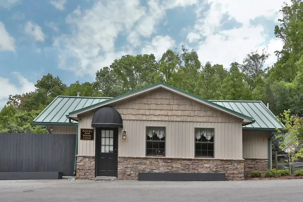 Holly Grove 1 3 Br cabin by RedAwning