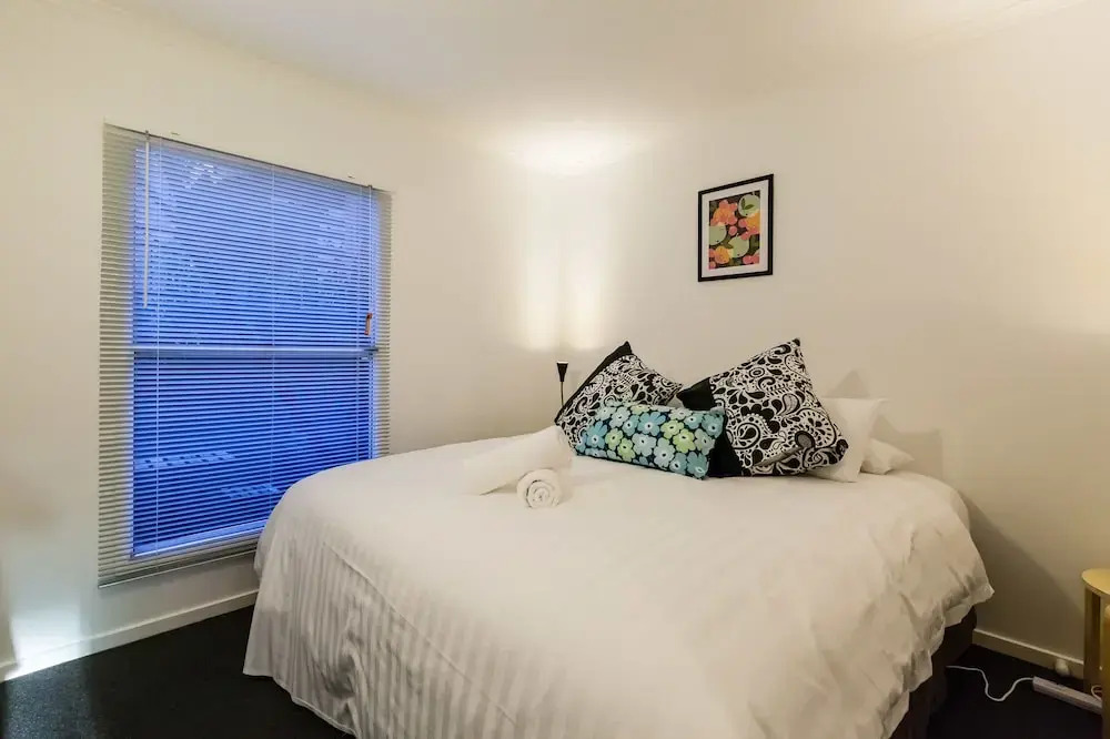 DAWN, 2BDR Carlton Apartment