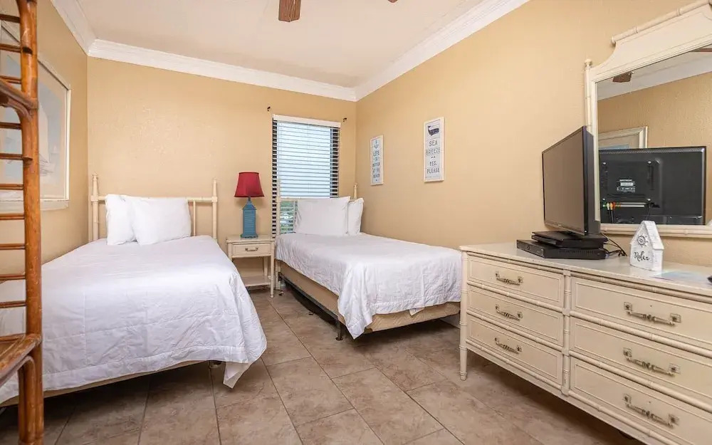 Island Winds East 811 3 Bedroom Condo