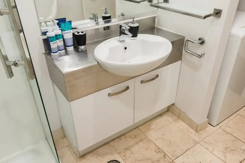 Modern 1 Bedroom Apartment With Spacious Courtyard in CBD