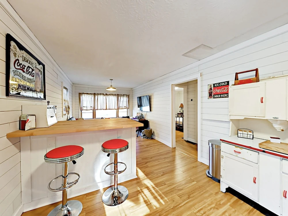Retro-chic 1920s Bungalow - 2 Bedroom Cabin