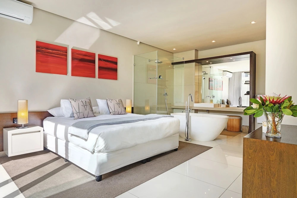 Luxury 5-star Private 4-bed Villa With Pool and Views Close to Camps Bay Beach