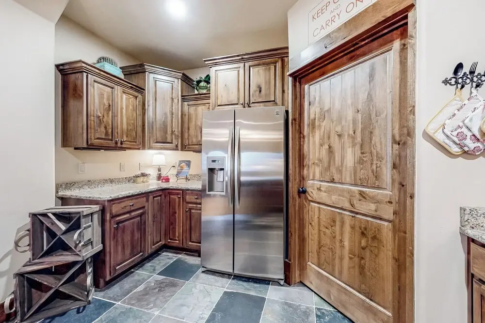 3BR w/ Balcony, Central AC & Deck