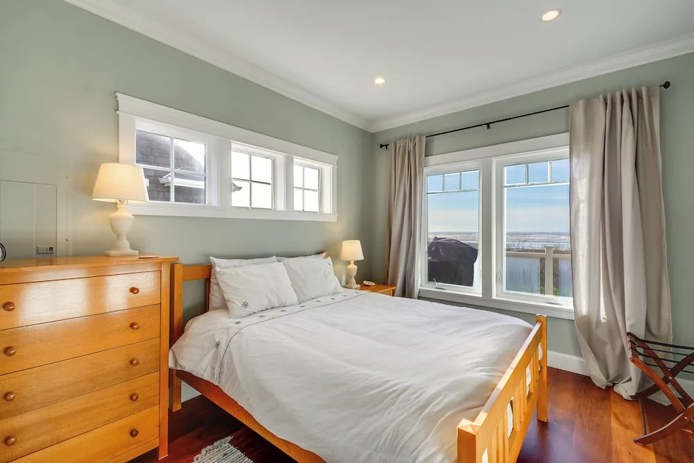 Oceanfront Moclips Escape w/ Deck & Beach Access!