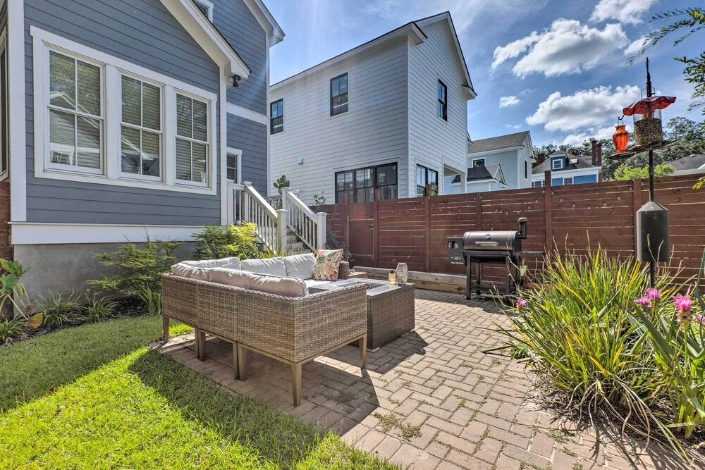 Updated Savannah Apartment - Walk to Forsyth Park!