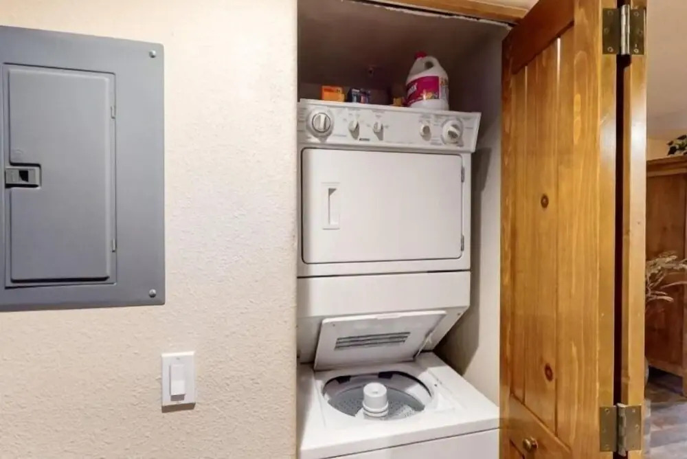 Renovated 2 Bedroom Condo Next to Snowflake Lift - Walk to Lifts and Town!