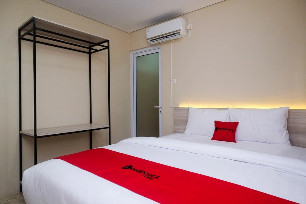 RedDoorz Plus near RS JIH Solo
