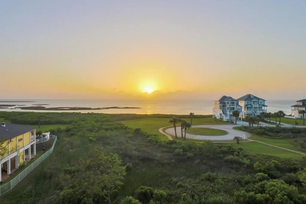 Stunning Sunsets Steps from Pool Lazy River Ocean Bay Views