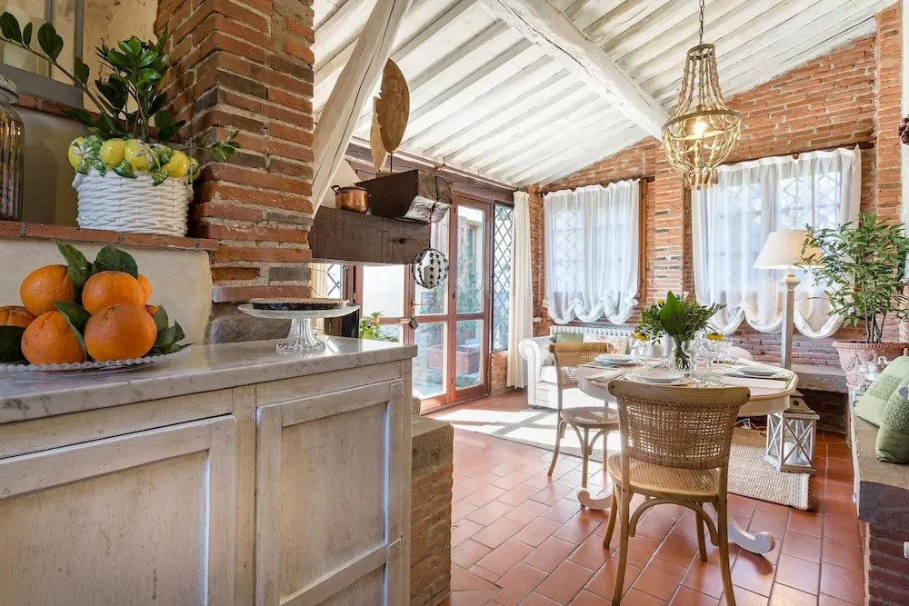 Rosyabate Cottage, with Private Garden and views between Lucca and Pistoia
