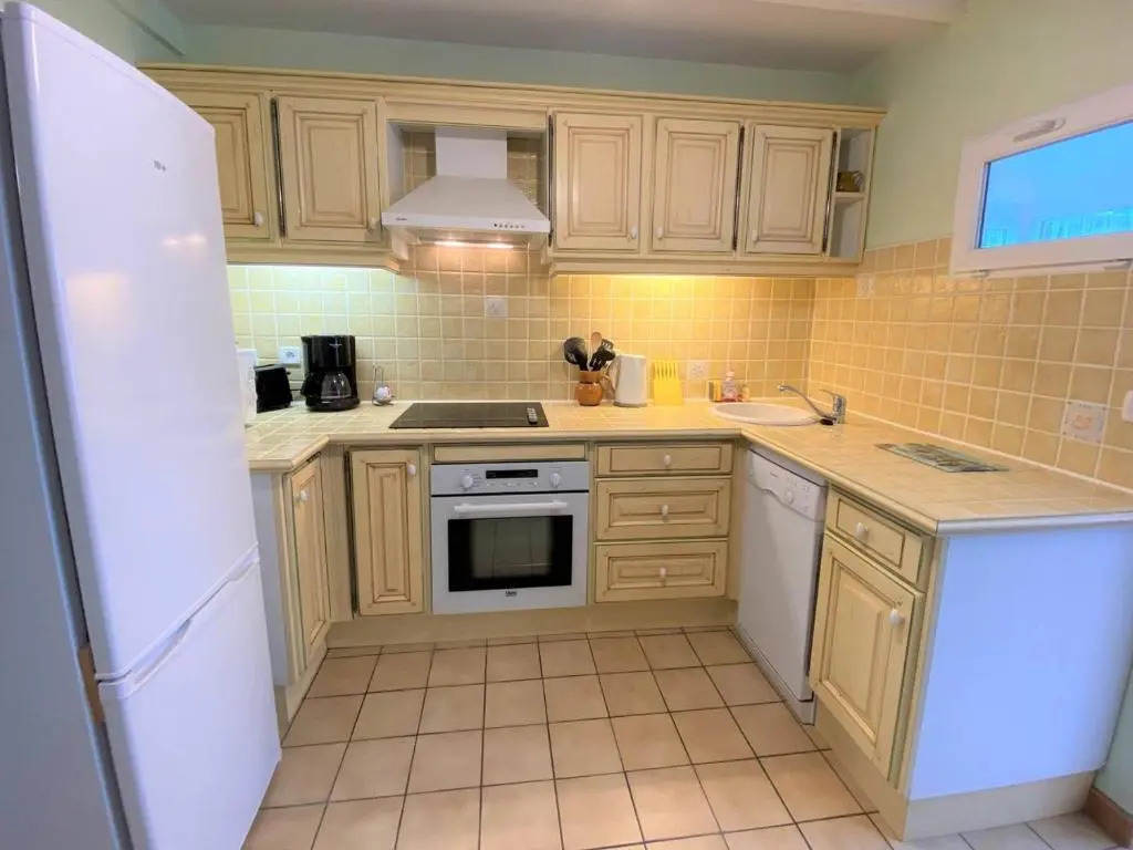 Maison à Perros-Guirec avec WIFI, proche centre-ville et plage, cour fermée, parking privé - FR-1-368-324