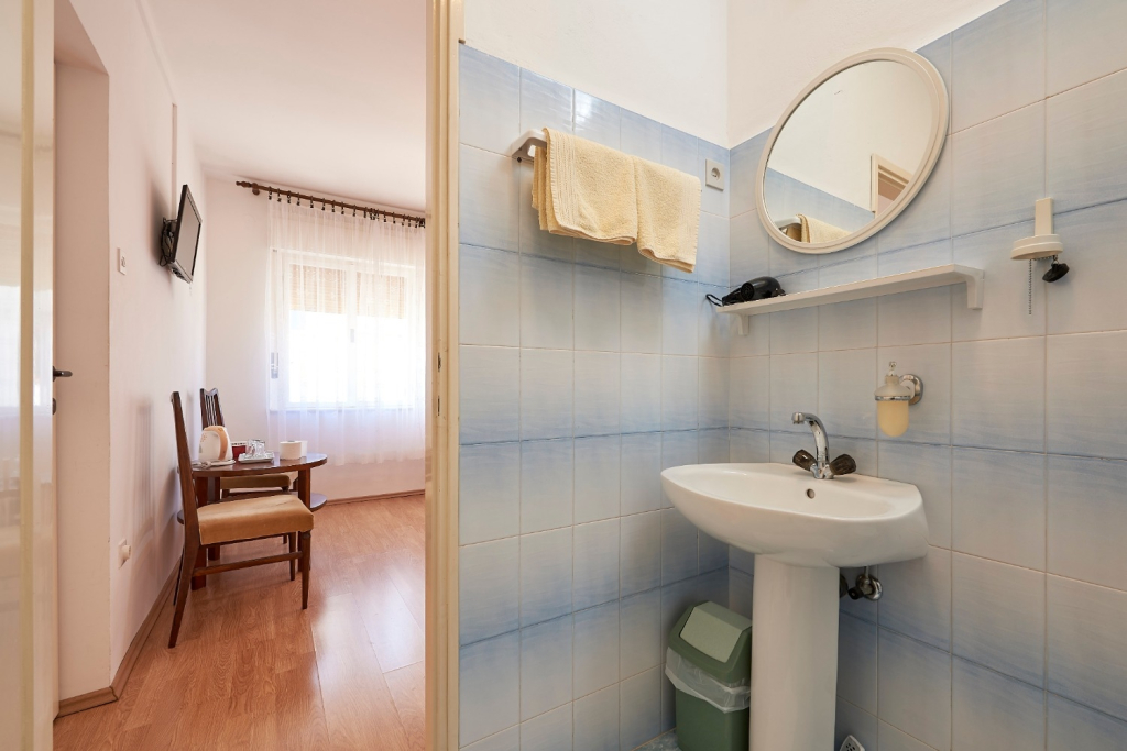 Room Ivo - with garden: R2 Trogir, Riviera Trogir