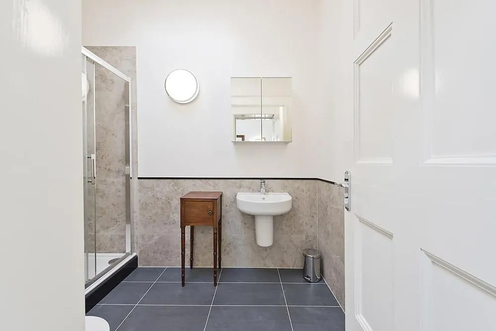Henrietta Suites City Centre