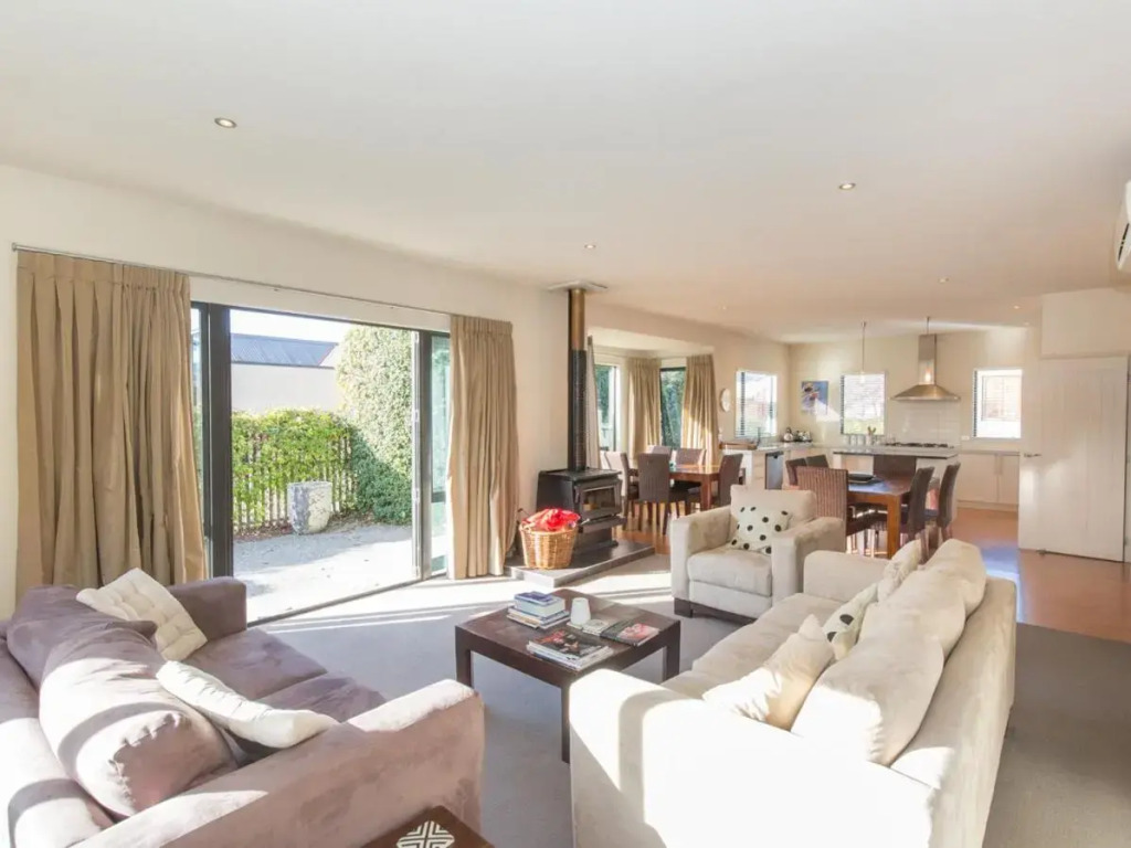 Modern Lake Haven - Wanaka Holiday Home