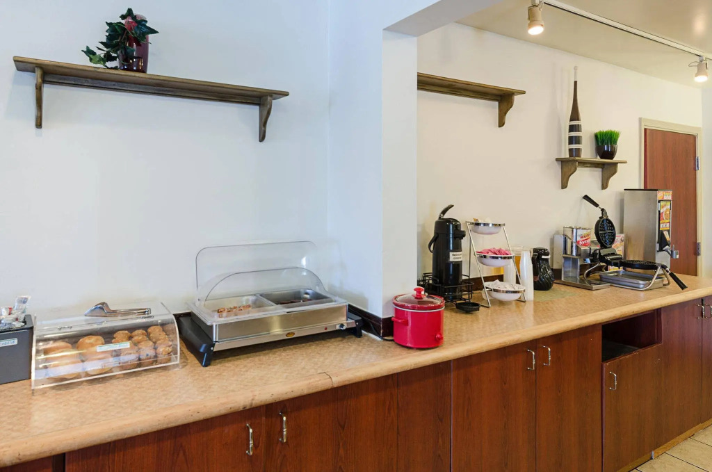 Econo Lodge Inn and Suites