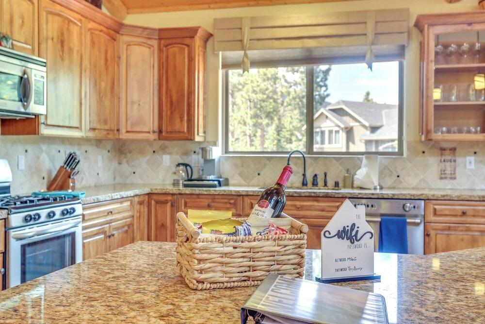 Elegant Big Bear Cabin Half Mi to Big Bear Lake!