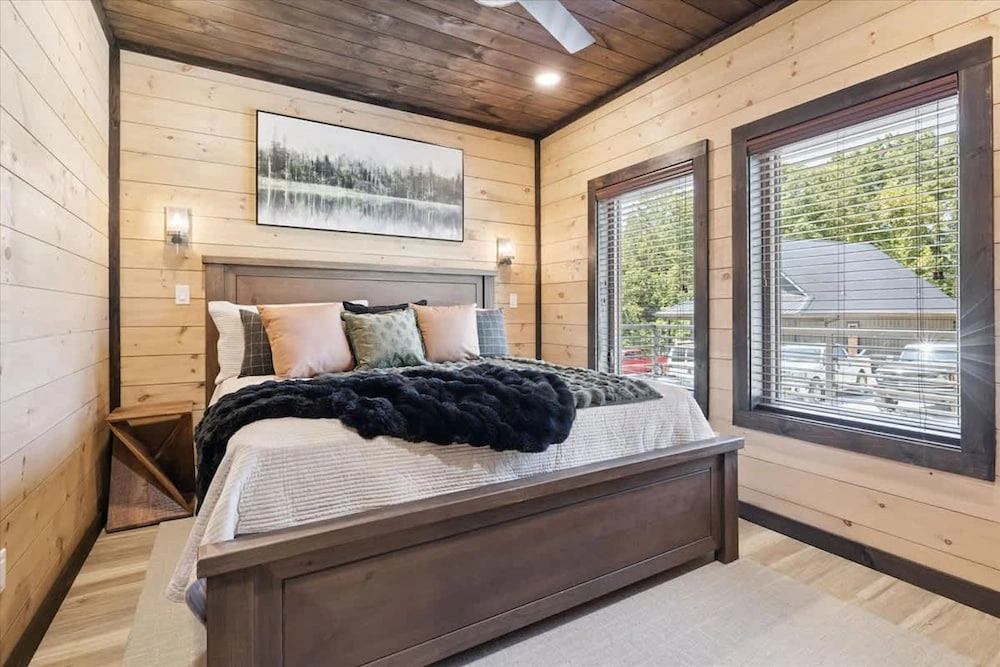 Peak Overlook by Beyond Expectations Mountain Retreat With Hot Tub