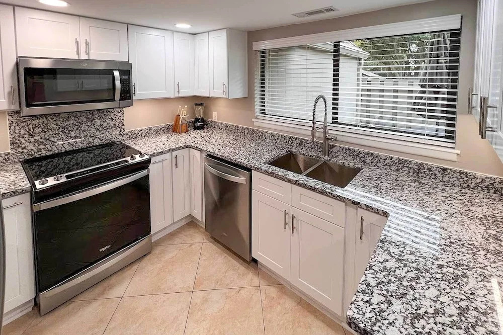 1/4 Mi to Ocean: Beach Pebble Townhome w/ Patio