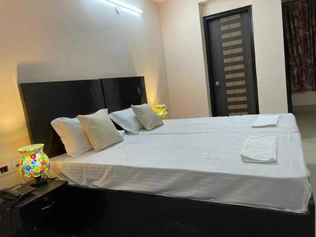 POP 80576J Vasu Hotel