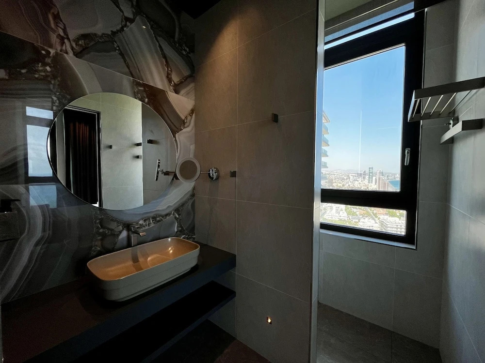 128 LIM - 2006 Stay Only Tower Suite