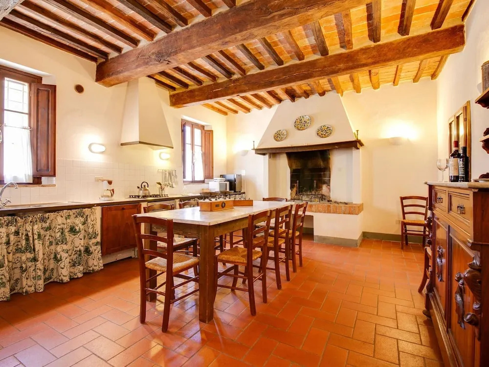 Belvilla by OYO Lavish Farmhouse With Fireplace