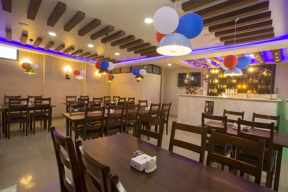 Oyo 146 Somewhere Hotel & Restaurant