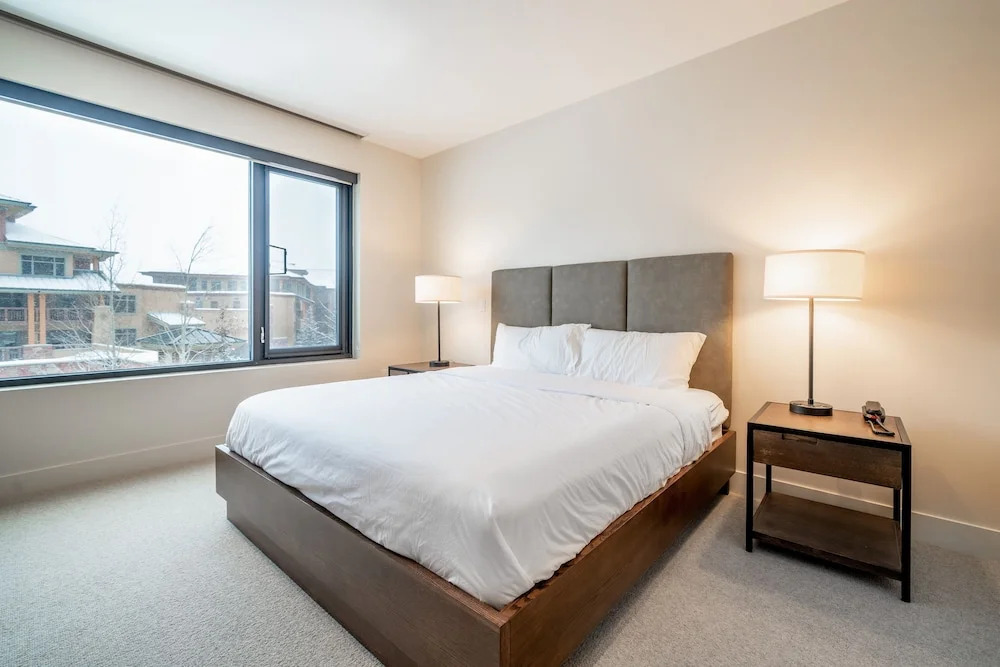 New Listing! Designer Ski-in/ski-out W/ Pool & Gym 3 Bedroom Condo