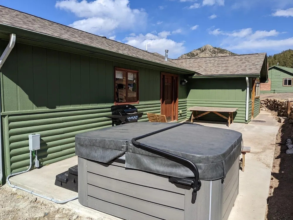 Rocky Mountain Retreat 1B - 1 bedroom attached cabin with personal hot tub 1 Cabin