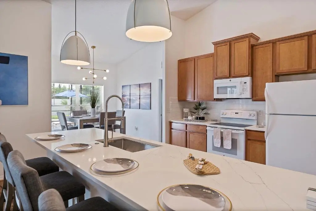 WHISPERING PALM Newly renovated cozy fenced in pool home - sleeps 8
