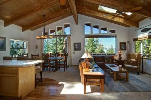 Golden Lakeview Home 3 Br home by RedAwning