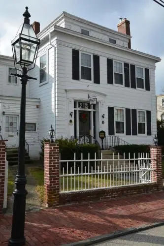 Historic Hill Inn