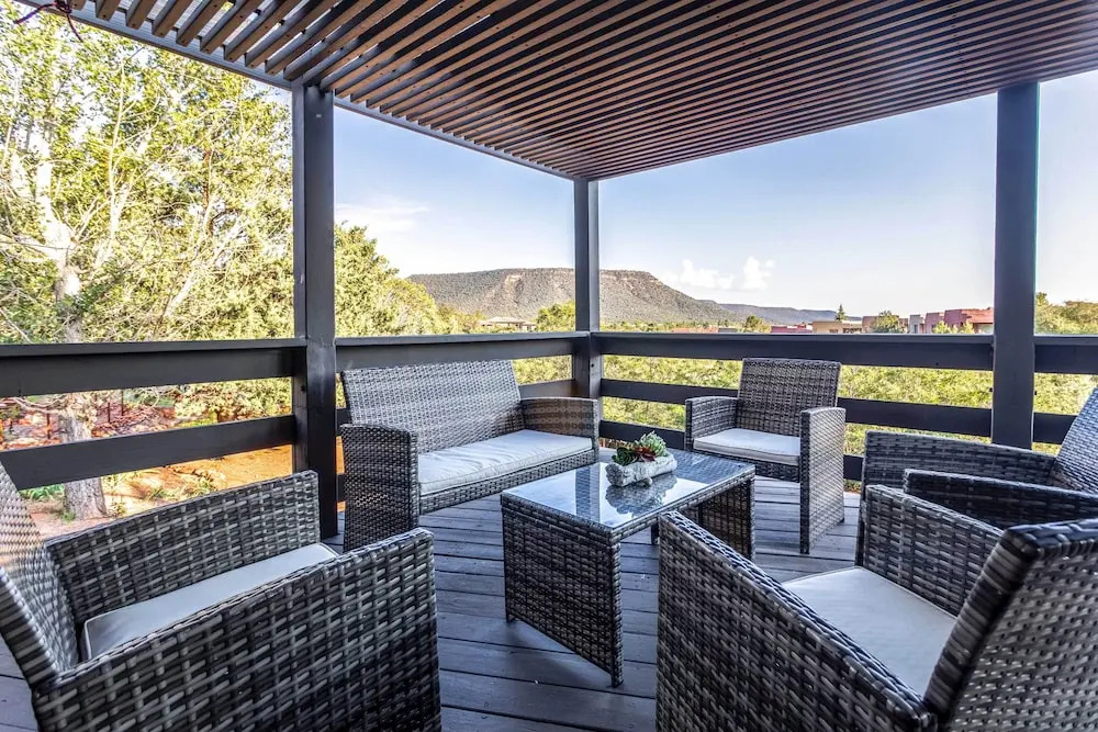 Outdoor Entertaining Space: Seonda Mtn-view Home