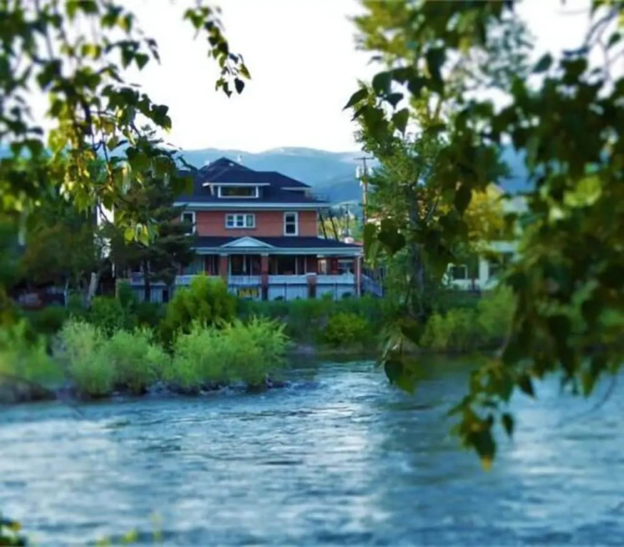 Goldsmiths Riverfront Inn