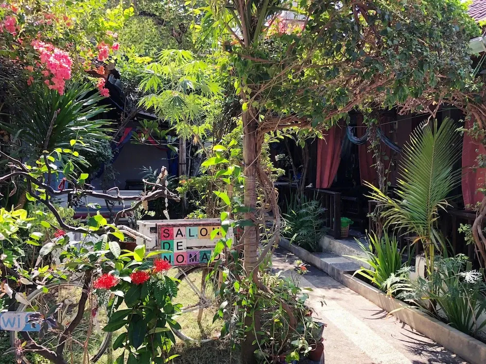 Salon de Nomad Gili T.