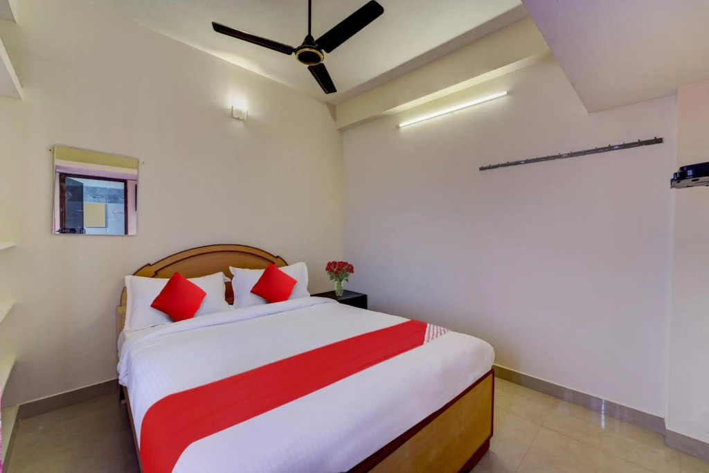 OYO Flagship 80521 Senthamizh Residency