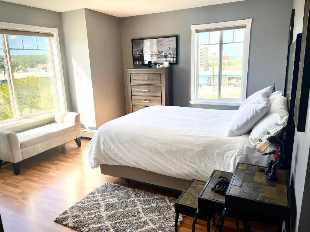 Top Floor Riverfront Condo with Stellar Sunsets!