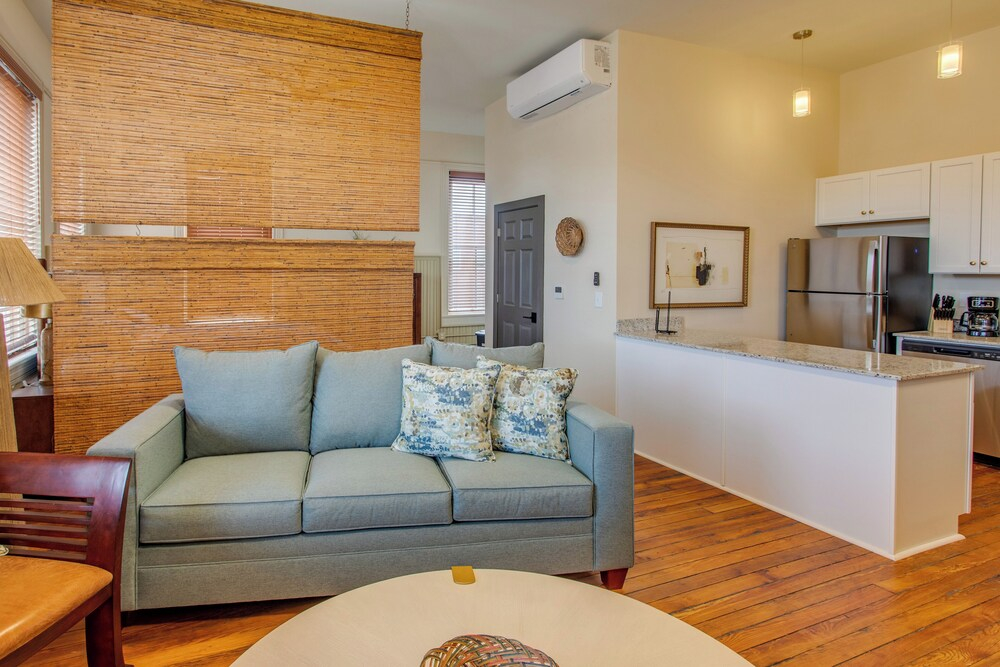 Walk to Shops & Restaurants! Dtwn Florence Unit