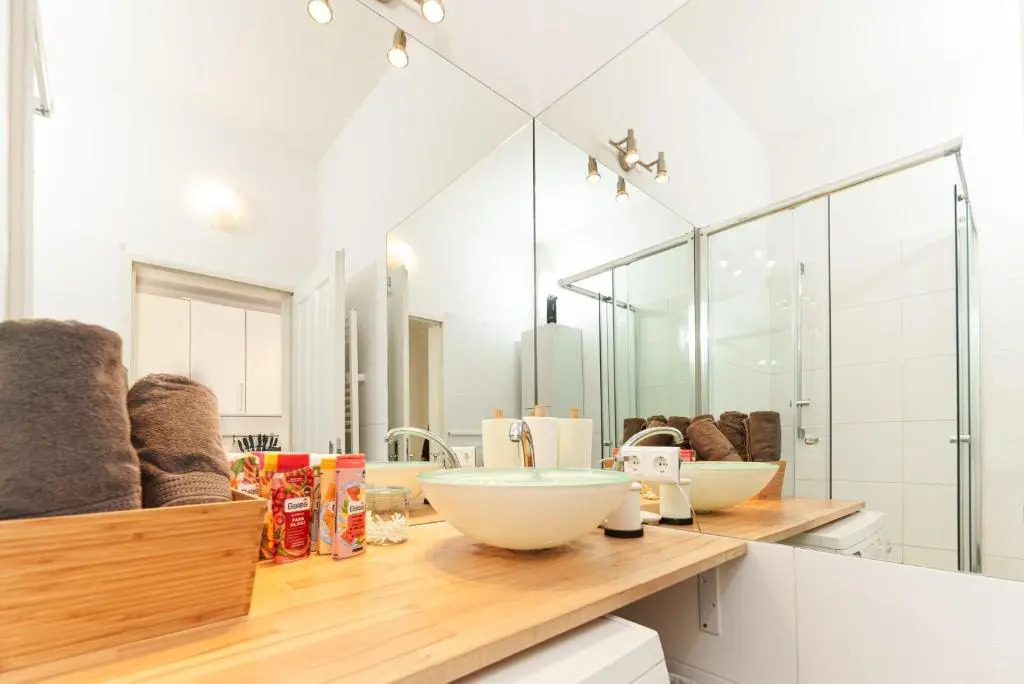Luxurious and Bright, 5 min walk to city center