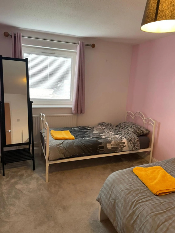 Spacious Apartment near Heathrow with Parking for 2 Cars
