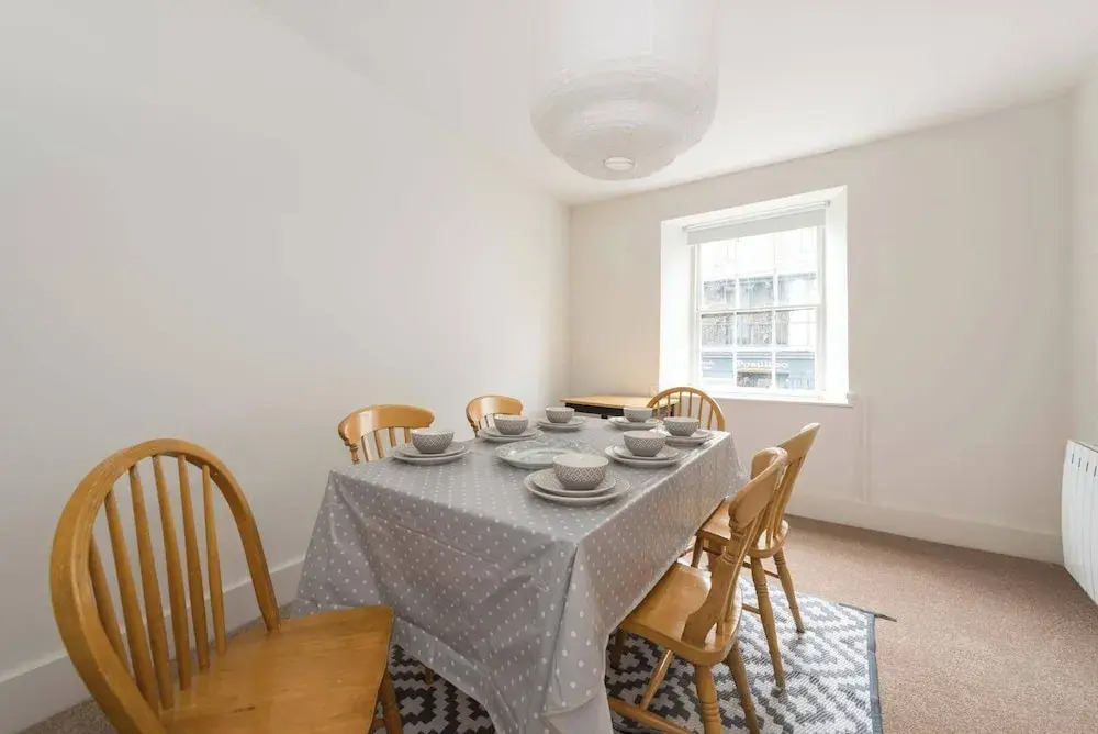 3 Bed Apartment Sleeps 7 - Pets Ok - Tv & Wifi