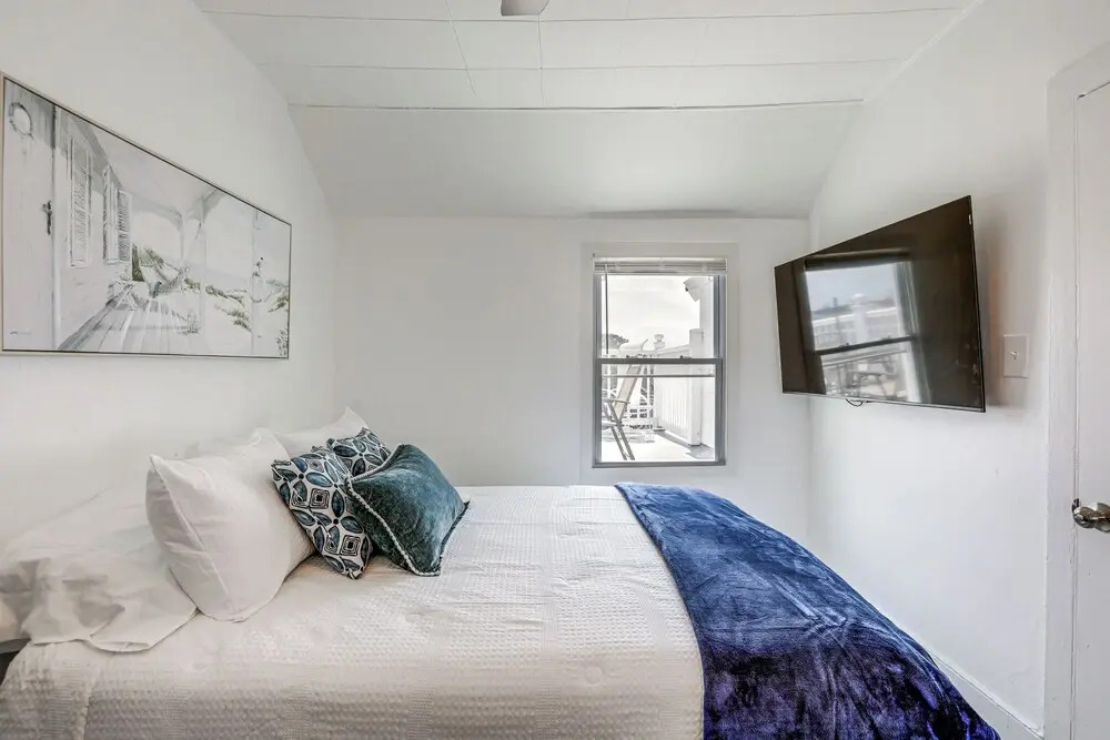 Stroll to Ocean Grove Boardwalk & Beach: Sleek Apt